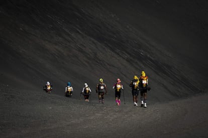 Cai a noite no deserto de Ica quando alguns corredores prosseguem na quinta etapa da Maratona das Areias, em 3 de dezembro de 2017.