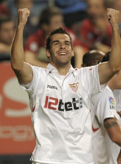 Negredo celebra un tanto.