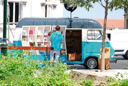 Una librer&iacute;a port&aacute;til, digna heredera de la tradici&oacute;n n&oacute;mada de los vendedores de la Antig&uuml;edad.