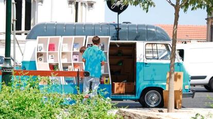 Una librer&iacute;a port&aacute;til, digna heredera de la tradici&oacute;n n&oacute;mada de los vendedores de la Antig&uuml;edad.