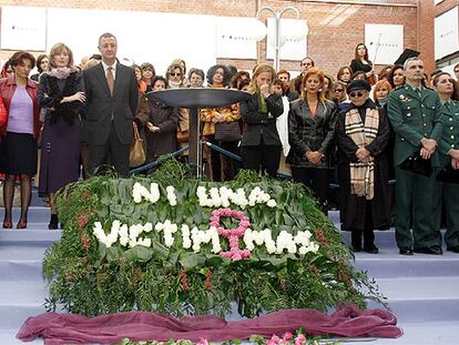 Ofrenda de una rosa violeta por cada una de las 56 mujeres muertas durante 2005 a manos de sus parejas.