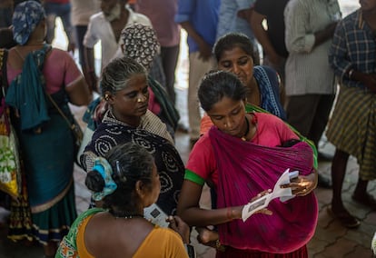 Los habitantes de Narikurrava, una comunidad seminómada, hacen cola en el colegio electoral para depositar su voto, este viernes en Chennai (India).