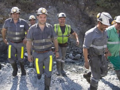 Un grupo de mineros termina su jornada en Aguas Teñidas
