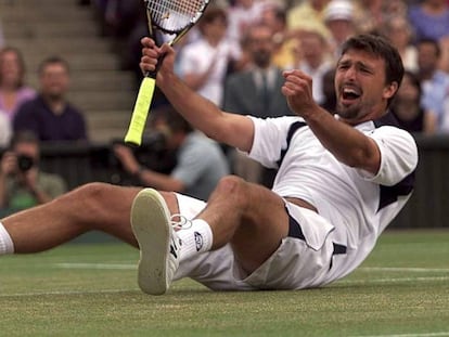 Ivanisevic celebra su triunfo en la final de Wimbledon de 2001.