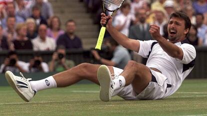 Ivanisevic celebra su triunfo en la final de Wimbledon de 2001.