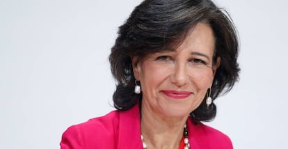 Ana Botin, presidenta de Banco Santander, ayer vestida con los colores corporativos de Santander (rojo) y Popular (fucsia).