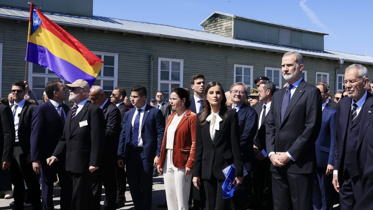 Los Reyes, junto el resto de autoridades, en el antiguo campo de concentración de Mauthausen, este domingo.