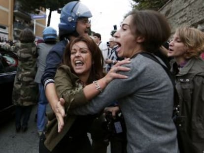 Una manifestante grita al paso del coche f&uacute;nebre con los restos de Erich Priebke.