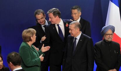 Merkel, Cameron, Erdogan y Zapatero hablan durante el G-20 de 2011 junto a otros mandatarios.