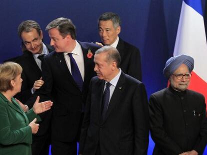 Merkel, Cameron, Erdogan y Zapatero hablan durante el G-20 de 2011 junto a otros mandatarios.