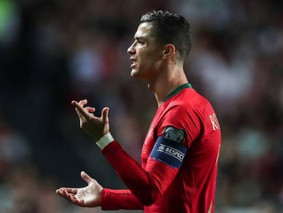 Cristiano se lamenta durante el Portugal-Serbia.