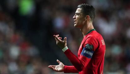 Cristiano se lamenta durante el Portugal-Serbia.