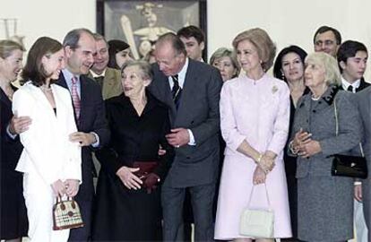 Los Reyes y Manuel Chaves, con la familia Picasso (Christine Ruiz-Picasso, al lado del Rey), ayer en Málaga.