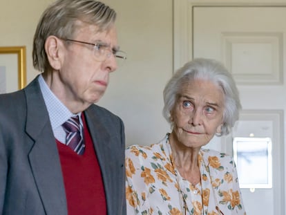 Timothy Spall y Sheila Hancock, en la serie 'El quinto mandamiento'.