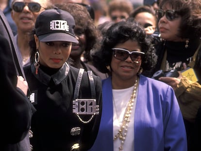 Janet Jackson y su madre, Katherine Jackson, el 20 de abril de 1990, en el Paseo de la Fama de Hollywood en Los Ángeles (California).