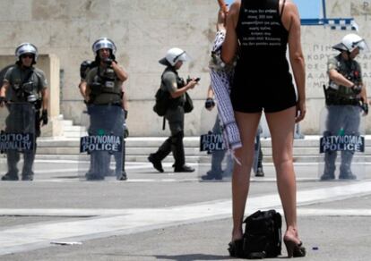 Una joven protesta ante el parlamento con  una camiseta en la que se lee: "Este país no es propiedad de 300 -en referencia a los diputados-, sino de 10 millones de griegos"
