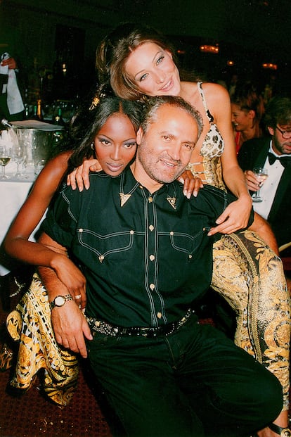 Gianni Versace, acompañado de Carla Bruni y Naomi Campbell en 1992.