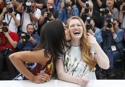 Rosario Dawson besa a su compañera Mireille Enos durante la presentación de 'Captives'.