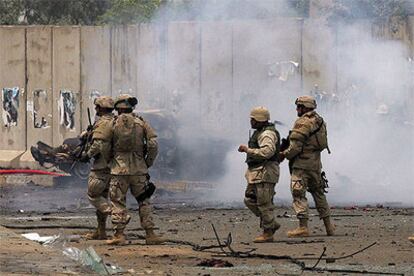 Soldados de Estados Unidos se aproximan al lugar de un atentado suicida con coche bomba ayer en Bagdad.