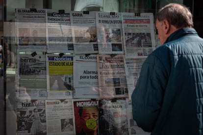 Un hombre lee los titulares de la prensa del día en un quiosco en marzo de 2020 en San Sebastián.