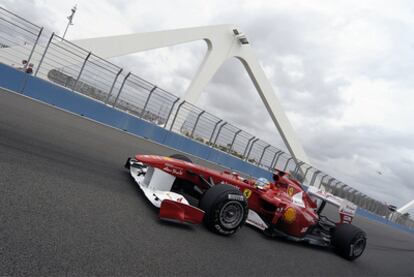 Fernando Alonso, durante los entrenamientos de hoy.