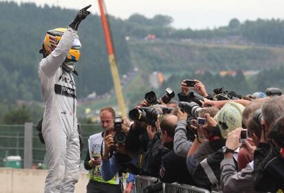 Hamilton celebra la 'pole' conseguida en Spa.