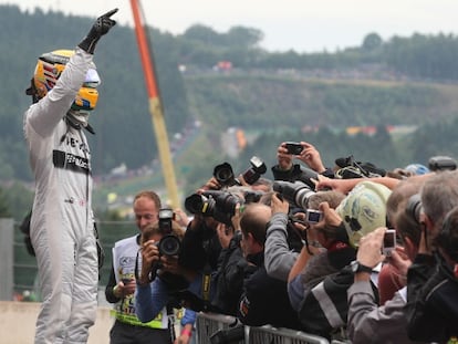 Hamilton celebra la 'pole' conseguida en Spa.