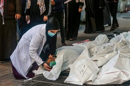 Una médico explora el cadáver de un hombre muerto durante un bombardeo israelí en Rafah, este viernes.