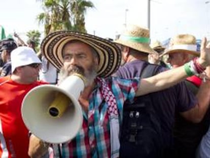 El parlamentario de IULV-CA y alcalde de Marimaleda (Sevilla) Juan Manuel Sánchez Gordillo en el inicio de su marcha obrera "Andalucía en pie", el pasado 27 de agosto. EFE/Archivo