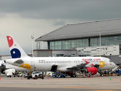 Un avión A320-200 de la arolínea colombiana Viva Air, en el aeropuerto de El Dorado, en Bogotá.