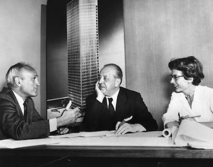 Philip Johnson, Mies van der Rohe y Phyllis Lambert en 1955, con una imagen de la maqueta del edificio Seagram detrás.