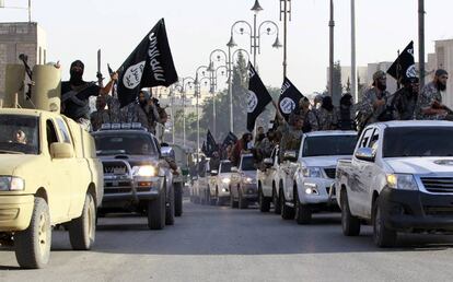 Desfile de miembros del Estado Islámico en la ciudad siria de Raqqa, a principios del verano, para celebrar la proclamación de la organización de un califato en Irak y Siria.