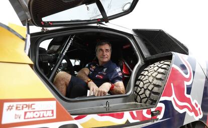 Carlos Sainz, dentro de su Peugeot, un día antes de la salida del Dakar de Lima.