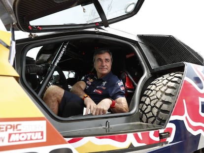 Carlos Sainz, dentro de su Peugeot, un día antes de la salida del Dakar de Lima.
