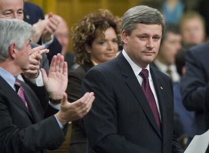 El primer ministro de Canadá, Stephen Harper (derecha), ovacionado en el Parlamento de Ottawa el miércoles.
