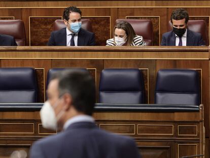 El presidente del Gobierno, Pedro Sánchez (de espaldas), y al fondo a la derecha, el líder del PP, Pablo Sánchez, en una sesión de control al Gobierno en junio.
