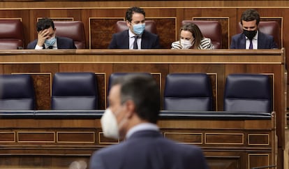 El presidente del Gobierno, Pedro Sánchez (de espaldas), y al fondo a la derecha, el líder del PP, Pablo Sánchez, en una sesión de control al Gobierno en junio.