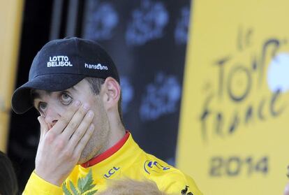 Tony Gallopin se tapa la cara, en el podio de Mulhouse.