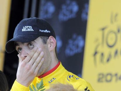 Tony Gallopin se tapa la cara, en el podio de Mulhouse.