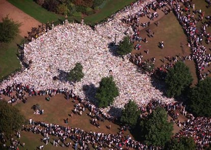 Los ramos que fueron dejando los británicos frente a la residencia de Diana tras la muerte de esta.