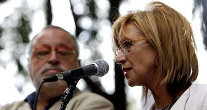 Rosa Díez duarnte el mitin en Barcelona junto a Fernando Savater.