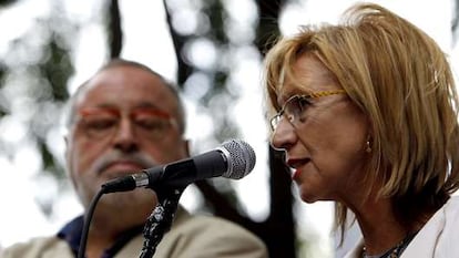 Rosa Díez duarnte el mitin en Barcelona junto a Fernando Savater.