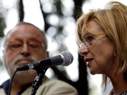 Rosa Díez duarnte el mitin en Barcelona junto a Fernando Savater.