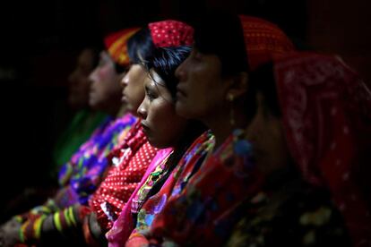 Un grupo de mujeres indígenas de la etnia Guna asisten a la exposición de molas (máxima expresión cultural de la etnia Guna) de la colección del Dr. Martin Dale Edwards, en la sede la Cancillería en Ciudad de Panamá (Panamá).