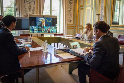 El presidente francés, Emmanuel Macron, sigue la conferencia desde el Elíseo con sus colaboradores.