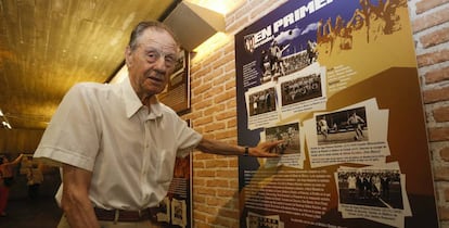 Esteban Alarcón, exjugador del Atlético de Tetuán, se señala de joven junto a Kubala en una foto de la exposición.