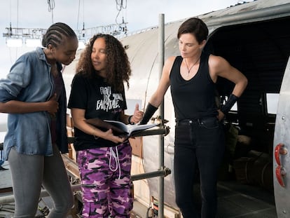 Desde la izquierda, Kiki Layne, la directora Gina Prince-Bythewood, y Charlize Theron, rodando 'La vieja guardia'.