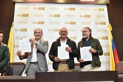 El ministro del Trabajo, Antonio Sanguino; de Salud, Guillermo Alfonso Jaramillo y del Interior, Armando Benedetti, presentan la nueva consulta popular.