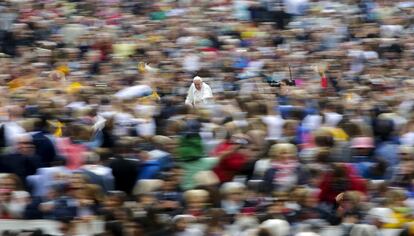 El papa Francisco bendice a los fieles que esperan en al Plaza de San Pedro antes de la tradicional audiencia de los miércoles en el Vaticano, en Roma (Italia).