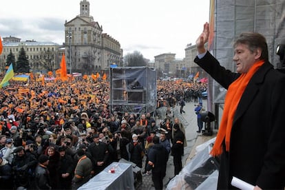 El candidato de la oposición no ha tardado en rechazar el resultado oficial y se ha acercado a la Plaza de la Independencia de Kiev donde se congregaban miles de sus seguidores. En la capital ucrania Yúshenko obtuvo el 75% de los votos y su Gobierno municipal -como también el de Lvov, segunda ciudad del país- proclamó su victoria pero a los datos oficiales.